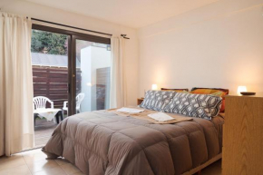 Depto Centrico con pequeño jardin y parrilla